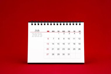 Kırmızı arkaplanda Temmuz 2025 Boş masa takvimi.