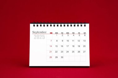 Eylül 2025 Kırmızı arkaplan üzerine boş masa takvimi.