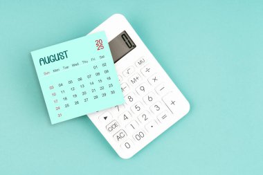 Mavi arkaplanda hesap makinesi olan Ağustos 2025 takvim kartı.
