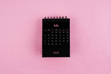 Pembe arka planda Temmuz 2025 için siyah takvim.