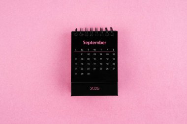 Pembe arka planda Eylül 2025 için siyah takvim.