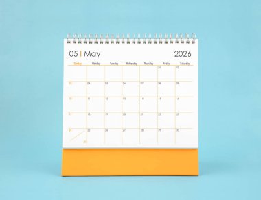 Mayıs 2026 mavi arka planda beyaz masa takvimi. Planlama ve hedefler.