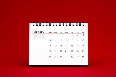 Ocak 2026 Kırmızı zemin üzerinde boş masa takvimi.