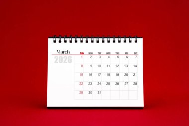 Kırmızı arkaplanda boş masa takvimi Mart 2026.