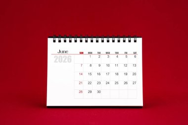 Haziran 2026 Kırmızı arkaplanda boş masa takvimi.
