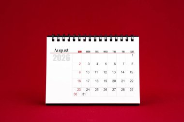 Ağustos 2026 Kırmızı arkaplanda boş masa takvimi.