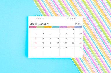 Ocak 2026 mavi ve gökkuşağı arkaplan takvimi.