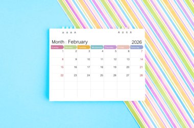 Şubat 2026 mavi ve gökkuşağı arkaplan takvimi.