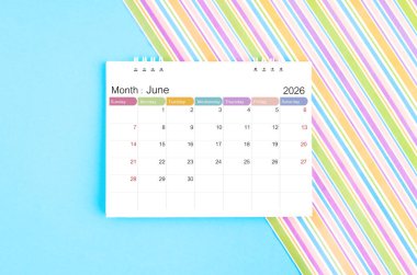 Haziran 2026 mavi ve gökkuşağı arkaplan takvimi.