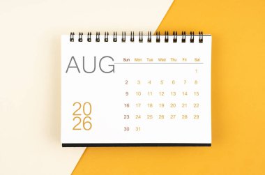 Sarı arkaplanda Ağustos 2026 için masa takvimi.