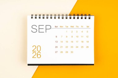 Sarı arkaplan üzerine Eylül 2026 için masa takvimi.