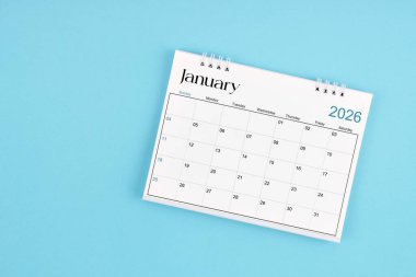 2026 Ocak ayının masa takvimi mavi arka planda 2026 yılı için.