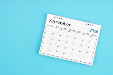 Eylül 2026 Mavi zemin üzerinde 2026 yılı için aylık masa takvimi.