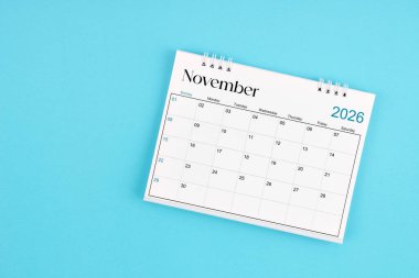 Mavi arka planda 2026 yılı için Kasım 2026 Aylık masa takvimi.