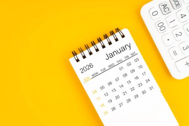 Ocak 2026 takvim ve hesap makinesi sarı arkaplanda.