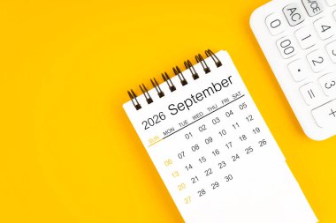 Eylül 2026 takvim ve hesap makinesi sarı arkaplanda.