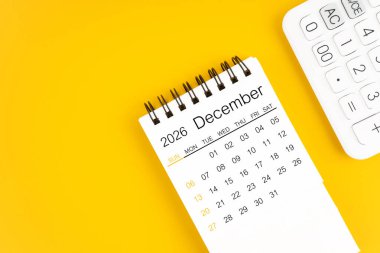 Aralık 2026 takvim ve hesap makinesi sarı arkaplanda.
