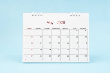 Mayıs 2026, Mavi arka planda 2026 yılı için aylık masa takvimi.