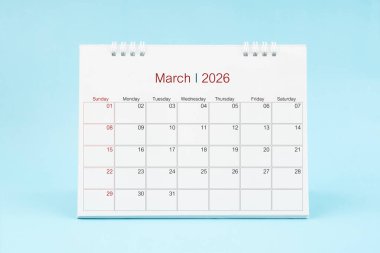 Mart 2026, Mavi arka planda 2026 yılı için aylık masa takvimi.