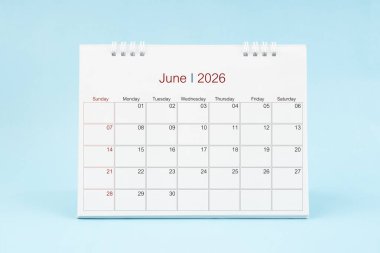 Haziran 2026, Mavi arka planda 2026 yılı için aylık masa takvimi.