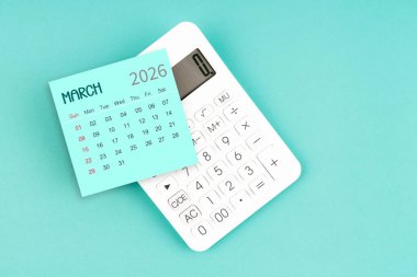Mavi arkaplanda hesap makinesi olan Mart 2026 takvim kartı.