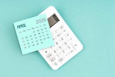 Nisan 2026 takvim kartı mavi arkaplanda hesap makinesi ile.