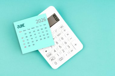 Mavi arkaplanda hesap makinesi olan Haziran 2026 takvim kartı.