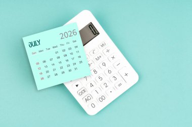 Mavi zemin üzerinde hesap makinesi olan Temmuz 2026 takvim kartı.