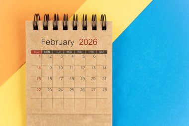 Renkli arkaplanda Şubat 2026 kahverengi mini takvim.