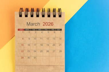 Mart 2026 kahverengi arkaplan takvimi.