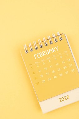 Sarı arkaplan üzerinde Sarı Masaüstü Takvimi.