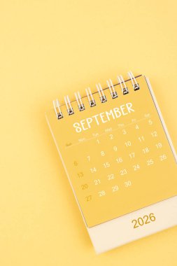 Eylül 2026 Sarı arkaplanda Sarı masaüstü takvimi.