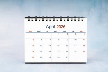 Nisan 2026 Aylık masa takvimi vintage duvarda.