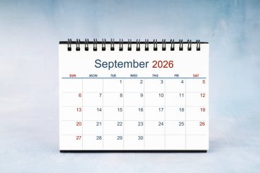 Eylül 2026 Aylık masa takvimi vintage duvarda.