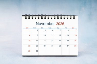 Kasım 2026 Aylık masa takvimi vintage duvarda.