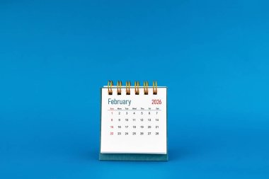Şubat 2026 Mavi arkaplanda mini masa takvimi.