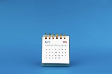 Nisan 2026 Mavi arkaplanda mini masa takvimi.