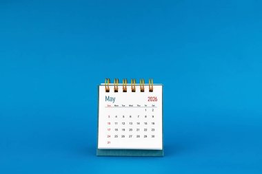 Mayıs 2026 Mavi arkaplanda mini masa takvimi.
