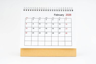 Şubat 2026 masaüstü takvimi beyaza izole edildi. Planlama veya atama kavramı.