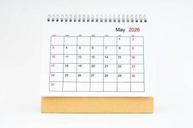 Mayıs 2026 Masaüstü Takvimi beyaza izole edildi. Planlama veya atama kavramı.