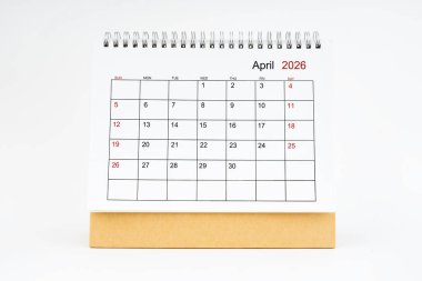 Nisan 2026 masaüstü takvimi beyaza izole edildi. Planlama veya atama kavramı.