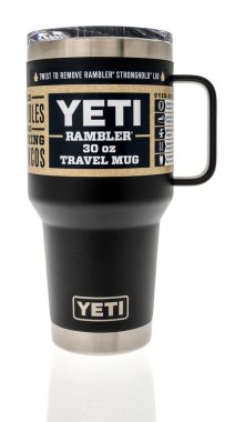 Winneconne, WI - 29 Kasım 2022: İzole edilmiş arka planda Yeti Rambler seyahat kupası paketi.