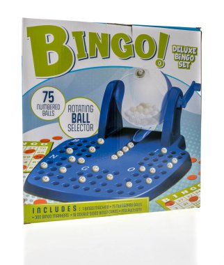 Winneconne, WI - 25 Aralık 2022: İzole edilmiş arka planda bir Bingo deluxe bingo oyunu paketi.