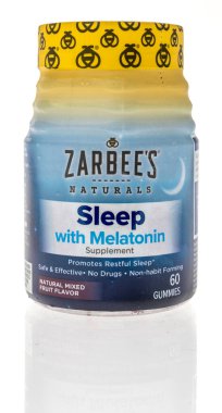 Winneconne, WI - 28 Kasım 2022: Bir şişe Zarbee doğaldır uyku yardımı ilavesi ile izole edilmiş bir arka plan.