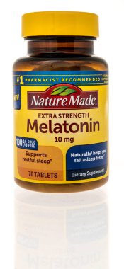 Winneconne, WI - 28 Kasım 2022: Bir şişe Doğa, izole edilmiş arka planda melatonin ile ekstra güçlü uyku ilacı yaptı..