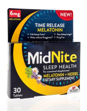 Winneconne, WI - 28 Kasım 2022: İzole edilmiş arka planda melatonin içeren bir Midnite uyku yardımı paketi.