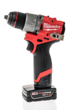 Winneconne, WI - 12 Aralık 2022: İzole edilmiş bir arka planda Milwaukee M12 yakıt çekici matkabı paketi.