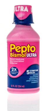 Winneconne, WI - 12 Aralık 2022: İzole bir zemin üzerinde bir şişe Pepto bismol ultra ilaç.