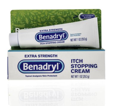 Winneconne, WI - 12 Aralık 2022: Bir paket ekstra güçlü Benadryl kaşıntı önleyici krem.
