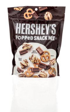 Winneconne, WI - 12 Aralık 2022: Bir Hershey paketi izole bir arka planda atıştırmalık karıştırdı.